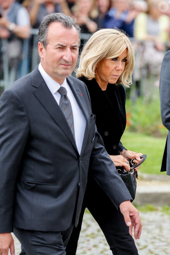 Mais si Brigitte Macron épaulait la comédienne dans son combat contre ce fléau, la première dame a fini par prendre ses distances, Andrea Bescond étant acerbe à l'égard du président
José Pietroboni, chef du protocole de l'Elysée, et la première dame de France, Brigitte Macron - Arrivées aux obsèques de l'auteure-compositrice-interprète et actrice française Françoise Hardy au crématorium du cimetière du Père-Lachaise à Paris, France, le 20 juin 2024. © Jacovides-Moreau/Bestimage 