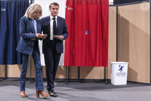 Brigitte Macron et son mari Emmanuel Macron - Le président français et la Première dame au bureau de vote du Touquet, pour les élections européennes. Le 9 juin 2024 © Stéphane Lemouton / Bestimage 