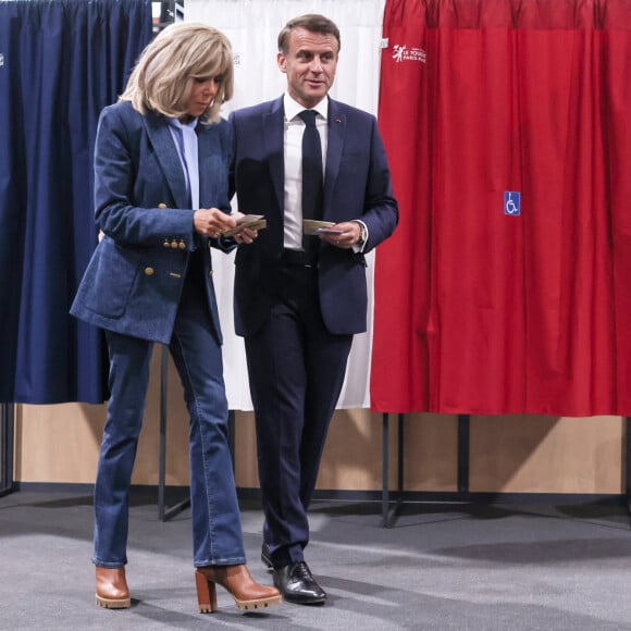 Brigitte Macron et son mari Emmanuel Macron - Le président français et la Première dame au bureau de vote du Touquet, pour les élections européennes. Le 9 juin 2024 © Stéphane Lemouton / Bestimage 