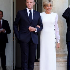 "Tu es trop virulente à l'égard d'Emmanuel, ça devient compliqué pour moi, pour notre amitié" aurait lancé Brigitte Macron à Andréa Bescond. 
Emmanuel Macron et sa femme Brigitte - Dîner d'état en l'honneur du président des Etats-Unis et sa femme au palais de l'Elysée à Paris, à l'occasion de leur visite officielle en France. Le 8 juin 2024 © Jacovides-Moreau / Bestimage 