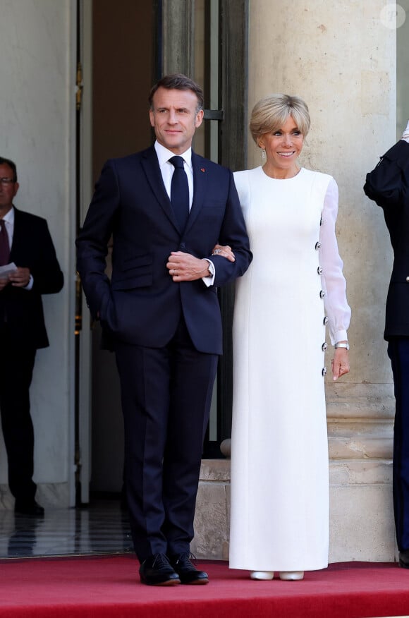 "Tu es trop virulente à l'égard d'Emmanuel, ça devient compliqué pour moi, pour notre amitié" aurait lancé Brigitte Macron à Andréa Bescond. 
Emmanuel Macron et sa femme Brigitte - Dîner d'état en l'honneur du président des Etats-Unis et sa femme au palais de l'Elysée à Paris, à l'occasion de leur visite officielle en France. Le 8 juin 2024 © Jacovides-Moreau / Bestimage 