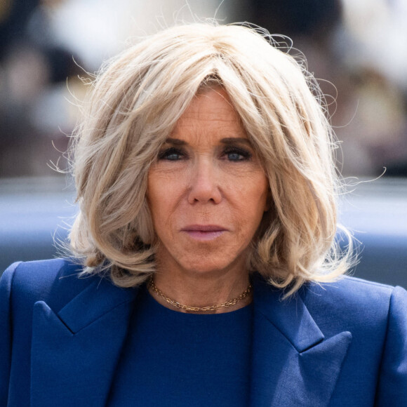 Brigitte Macron sait remettre son mari Emmanuel Macron sur les rails quand il le faut mais elle se montre aussi d'un soutien sans faille
Brigitte Macron - Cérémonie à l'Arc de Triomphe à Paris, à l'occasion du voyage officiel du président des Etats-Unis en France. © Jeanne Accorsini / Pool / Bestimage 