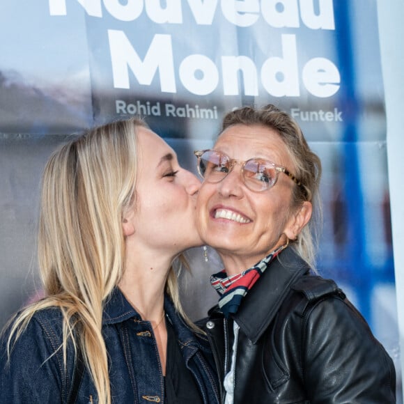 En effet, Alexandra Lamy est elle aussi très inquiète de l'avenir de notre planète, qu'elle va laisser à sa fille Chloé Jouannet.
Chloé Jouannet et Alexandra Lamy assistent à la première du "Nouveau Monde" à l'Espace-Saint-Michel, à Paris, le 20 juin 2024. Alexis Jumeau/ABACAPRESS.COM