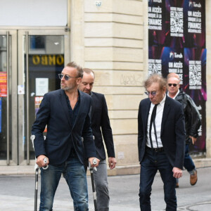 Alain Souchon avec ses fils Ours et Pierre Souchon lors des funérailles de la chanteuse et actrice britannique Jane Birkin à l'église Saint Roch à Paris, France, le 24 juillet 2023. Jane Birkin, décédée le 16 juillet 2023 à Paris à l'âge de 76 ans. Photo par Florian Poitout/ABACAPRESS.COM