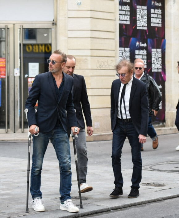 Alain Souchon avec ses fils Ours et Pierre Souchon lors des funérailles de la chanteuse et actrice britannique Jane Birkin à l'église Saint Roch à Paris, France, le 24 juillet 2023. Jane Birkin, décédée le 16 juillet 2023 à Paris à l'âge de 76 ans. Photo par Florian Poitout/ABACAPRESS.COM