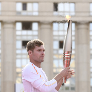 Kevin Mayer, athlète et decathlonien français, lors du relai de la Flamme Olympique à Montpellier pour les Jeux Olympiques de Paris 2024, le 13 mai 2024.