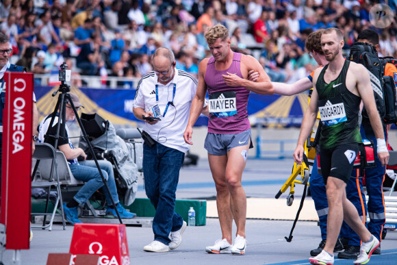 Le champion a réussi à se relever et n'a pas eu besoin du fauteuil roulant pour sortir de piste 
 
Kevin Mayer lors du meeting d'athlétisme de Paris 2024, le 7 juillet 2024.