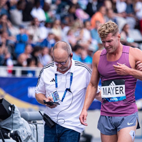 Le champion a réussi à se relever et n'a pas eu besoin du fauteuil roulant pour sortir de piste 
 
Kevin Mayer lors du meeting d'athlétisme de Paris 2024, le 7 juillet 2024.