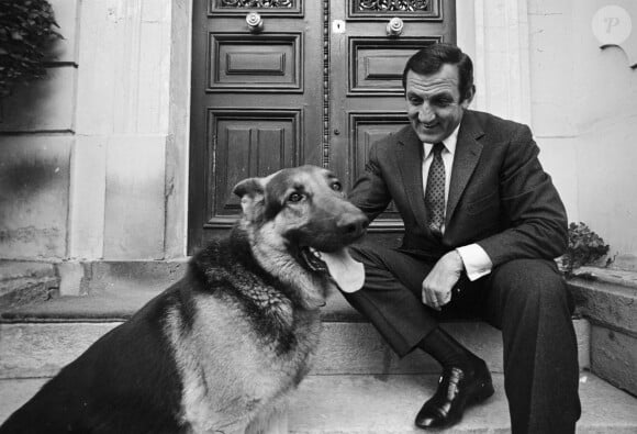 Archives - En France, Lino Ventura chez lui, dans sa proprieté de Saint-Cloud le 3 avril 1967.