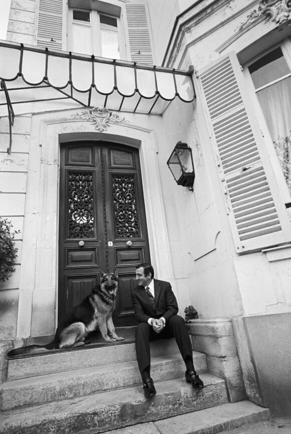 Archives -En France, Lino Ventura chez lui, dans sa proprieté de Saint-Cloud le 3 avril 1967.