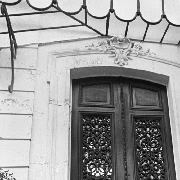 Archives -En France, Lino Ventura chez lui, dans sa proprieté de Saint-Cloud le 3 avril 1967.