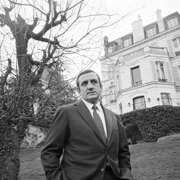 Elle dispose de "cinq chambres, quatre salles de bains, un bureau en rez-de-jardin", comme le détaille "Le Parisien", ainsi qu'un parc privé.
Archives - En France, Lino Ventura chez lui, dans sa proprieté de Saint-Cloud le 3 avril 1967.