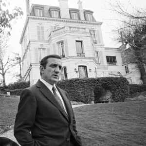 Un sublime hôtel particulier de 350 m2 acquis par Lino Ventura dans les années soixante a été racheté il y a huit ans par Jean Dujardin pour une coquette somme avoisinant les 3 millions d'euros.
Archives - En France, Lino Ventura chez lui, dans sa proprieté de Saint-Cloud