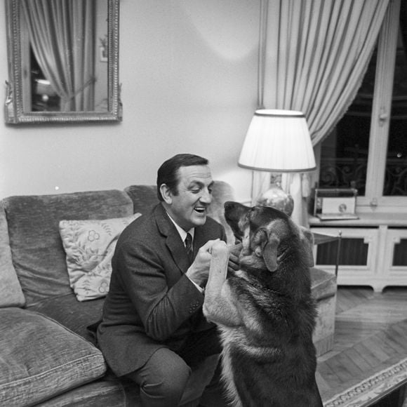 D'époque napoléonienne, cette bâtisse comprend un terrain de 1 400 m² et se situe dans le quartier cossu de Montretout à Saint-Cloud
Archives - En France, Lino Ventura chez lui, dans sa proprieté de Saint-Cloud le 3 avril 1967.