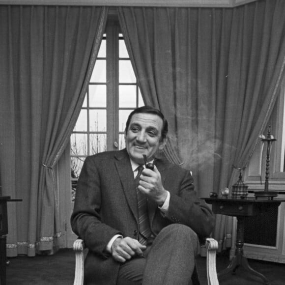 Archives - En France, Lino Ventura chez lui, dans sa proprieté de Saint-Cloud le 3 avril 1967.