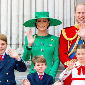 Elle devrait partir à Balmoral cet été en famille, ce qui pourrait lui faire le plus grand bien.
Kate Middleton, le prince William et leurs 3 enfants : George, Charlotte et Louis