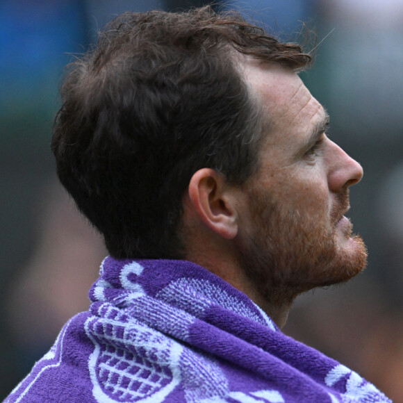 En tout cas, elle vient de féliciter Andy Murray pour son dernier tournoi de Wimbledon.
Sir Andy Murray fond en larmes à la fin de son dernier match pro au côté de son frère Jamie à Wimbledon. Ils affrontaient Rinky Hijikata et John Peers (7/6 - 6/4) lors du tournoi de Wimbledon. L'ancienne joueuse Sue Barker est venue lui rendre hommage sous le regard ému de sa famille au grand complet, ses parents, sa femme et ses enfants. 