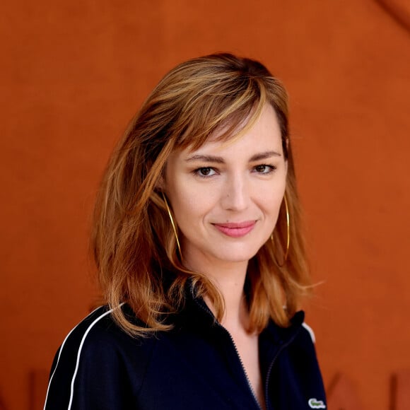 Passionnée d'architecture, de design et de décoration, l'actrice de 42 ans a acheté un appartement aux Batignolles style art nouveau dans le 17ème, à Paris
Louise Bourgoin - Célébrités au village lors des Internationaux de France de tennis de Roland Garros 2024 à Paris le 9 juin 2024.