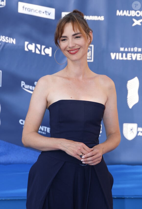 La comédienne ne cesse pas de dessiner : elle a récemment illustré un recueil de poésie érotique
Louise Bourgoin sur le tapis de la 16ème édition du festival du film francophone d'Angoulême le 24 août 2023.