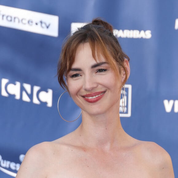 La comédienne ne cesse pas de dessiner : elle a récemment illustré un recueil de poésie érotique
Louise Bourgoin sur le tapis de la 16ème édition du festival du film francophone d'Angoulême le 24 août 2023.