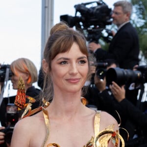 Louise Bourgoin à la montée des marches du film " L'Innocent " lors du 75ème Festival International du Film de Cannes, le 24 mai 2022