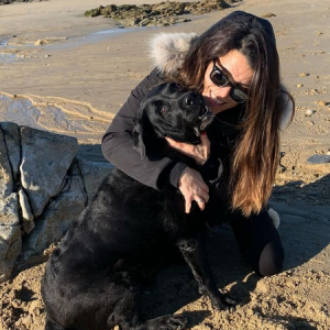 Ils se sont installés dans une ville connue pour ses plages et criques secrètes.
Karine Ferri avec son chien Dolmen sur Instagram