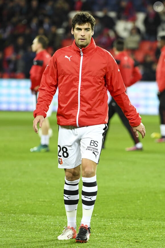 Et l'ex-footballeur s'était quant à lui confié pour "Ouest-France" sur sa nouvelle vie paisible.
Yoann Gourcuff - Karine Ferri encourage son compagnon Yoann Gourcuff lors du match Psg-Rennes au Parc des Princes à Paris le 6 novembre 2016. (victoire 4-0 du Psg) © Pierre Perusseau/Bestimage