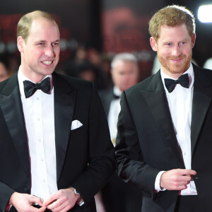 Depuis le mariage du cadet de Lady Diana et de Charles III avec Meghan Markle, les choses vont en empirant…
Le prince William, duc de Cambridge et le prince Harry lors de la premiere de "Star Wars, épisode VIII : Les Derniers Jedi" au Royal Albert Hall à Londres.