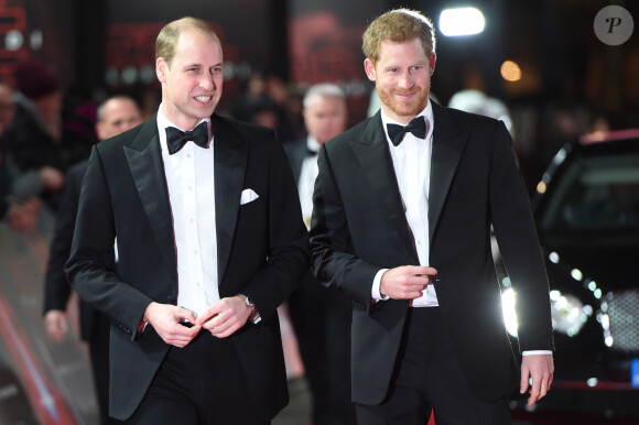 Depuis le mariage du cadet de Lady Diana et de Charles III avec Meghan Markle, les choses vont en empirant…
Le prince William, duc de Cambridge et le prince Harry lors de la premiere de "Star Wars, épisode VIII : Les Derniers Jedi" au Royal Albert Hall à Londres.