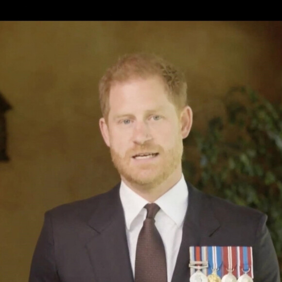 Le prince Harry, duc de Sussex, a honoré son amie le sergent de première classe Elizabeth Marks, en lui remettant le prestigieux prix du soldat de l'année du Military Times, en vidéo. Los Angeles, le 26 avril 2024. 