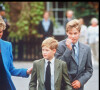 Selon Jennie Bond, experte de la famille royale pour BBC, une seule et unique personne aurait été en mesure de les réconcilier. 
Archives - La princesse Lady Diana et ses fils les princes Harry et Willialm à la sortie d'eton College en 1995.