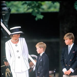Il s'agit ni plus, ni moins, de Lady Diana, selon cette spécialiste. 
Archives - La princesse Lady Diana et ses fils, le prince Harry et le prince William à Londres pour le 50ème anniversaire de la victoire des Alliés en 1995.