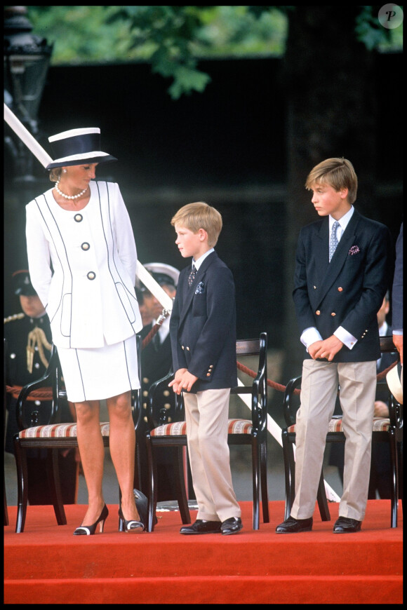 Il s'agit ni plus, ni moins, de Lady Diana, selon cette spécialiste. 
Archives - La princesse Lady Diana et ses fils, le prince Harry et le prince William à Londres pour le 50ème anniversaire de la victoire des Alliés en 1995.