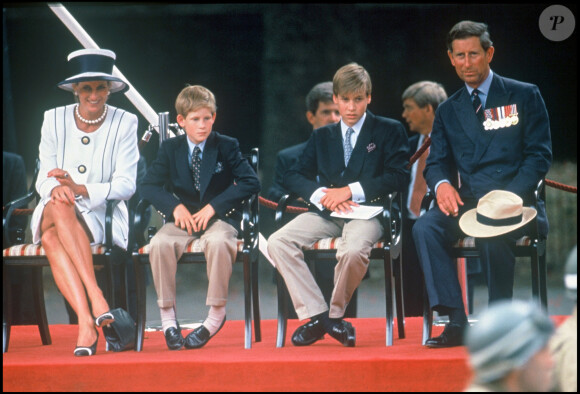 Archives - La princesse Lady Diana et ses fils, le prince Harry et le prince William à Londres pour le 50ème anniversaire de la victoire des Alliés en 1995.