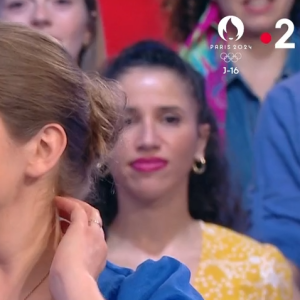 Nagui met mal à l'aise la candidate Céline dans "N'oubliez pas les paroles". France 2