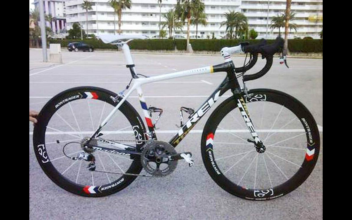 Photo Le velo que Lance Armstrong a offert a Nicolas Sarkozy a l Elysee a Paris le 22 mars 2010. Purepeople