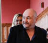 "La justice a accepté d'alléger partiellement le contrôle judiciaire de l'ancienne star de NRJ, qui lui interdisait d'être animateur radio" apprend-on
Sébastien Cauet et sa compagne Nathalie Dartois - Suspendu de l'antenne après une enquête pour viol, Sébastien Cauet réclame en justice son retour sur NRJ au tribunal de commerce de Paris, France, le 18 mars 2024. L'animateur de radio a assigné la station en justice pour exiger son retour sur les ondes. L'animateur, suspendu depuis novembre dernier de l'antenne de NRJ, fait désormais l'objet d'au moins 5 plaintes pour viol ou agression sexuelle. © Christiophe Clovis/Bestimage