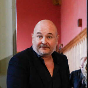 Cauet va donc pouvoir redevenir animateur si une station lui en laisse l'occasion
Suspendu de l'antenne après une enquête pour viol, Sébastien Cauet réclame en justice son retour sur NRJ au tribunal de commerce de Paris, France, le 18 mars 2024. L'animateur de radio a assigné la station en justice pour exiger son retour sur les ondes. L'animateur, suspendu depuis novembre dernier de l'antenne de NRJ, fait désormais l'objet d'au moins 5 plaintes pour viol ou agression sexuelle. © Christiophe Clovis/Bestimage