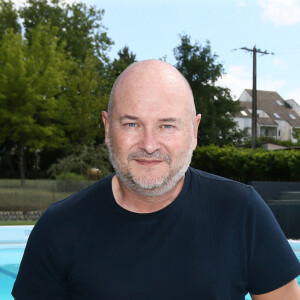 Exclusif - Sébastien Cauet pose au bord de la piscine municipale - L'animateur radio de NRJ, Sébastien Cauet retourne à Marle (Aisne), sa ville natale, et inaugure la piscine municipale qui porte son nom le 11 juin 2022. Cette journée "Cauet made in Marle" était l'occasion pour le comité des fêtes et l'animateur d'inaugurer le 1er salon international des jeux de café. © Claude Dubourg/Bestimage 