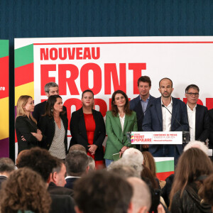 Le député du parti d'extrême gauche La France Insoumise (LFI) Manuel Bompard, Mathilde Panot, présidente du groupe LFI à l'assemblée nationale, la secrétaire nationale d'Europe-Ecologie-Les Verts (EELV), Marine Tondelier, Jeran-Francois Julliard directeur général de l'association Greenpeace, le premier secrétaire du Parti socialiste français (PS), Olivier Faure, le secrétaire national du Parti communiste français (PCF) Fabien Roussel, le sénateur écologiste et ancien candidat d'EELV à l'élection présidentielle Yannick Jadot lors d'une conférence de presse présentant le programme du tout nouveau "Nouveau Front Populaire", pacte électoral entre les partis de gauche, à la Maison de la Chimie, à Paris, France, le 14 juin 2024. Les partis de gauche de gauche se sont unis pour former une coalition électorale en vue de l'élection législative législatives anticipées convoquées par le président français à la suite d'une défaite dans les urnes européennes face à l'extrême droite, à Paris, France, le 14 juin 2024. © Stéphane Lemouton/Bestimage