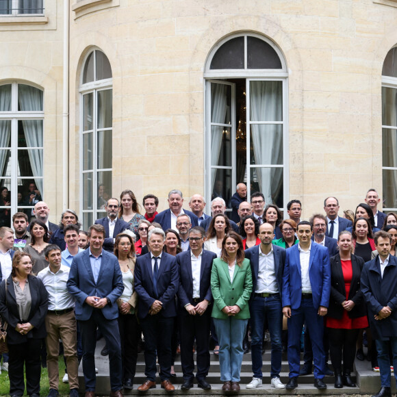 L'adjointe au maire de Paris chargée de l'égalité entre les femmes et les hommes, Hélène Bidard, le sénateur écologiste et ancien candidat à la présidence d'EELV, Yannick Jadot, le secrétaire national du Parti communiste français (PCF), Johanna Rolland, maire de Nantes, Fabien Roussel, le premier secrétaire du Parti socialiste français (PS), Olivier Faure, la secrétaire nationale d'Europe-Ecologie-Les Verts (EELV), Marine Tondelier, Le député français du parti d'extrême gauche La France Insoumise (LFI) Manuel Bompard (au centre à droite), la députée française du groupe "La France Insoumise" (LFI) Mathilde Panot, et la députée européenne de gauche du Parti socialiste (PS) et du parti Place Publique au Parlement européen Aurore Lalucq, Manon Aubry posent pour une photo de famille après une conférence de presse présentant le programme du "Nouveau Front Populaire" nouvellement formé, à la Maison de la Chimie à Paris, le 14 juin 2024. Les partis de gauche se sont unis pour former une coalition électorale en vue de l'élection législative législatives anticipées convoquées par le président français à la suite d'une défaite dans les urnes européennes face à l'extrême droite, Paris, le 14 juin 2024. © Stéphane Lemouton / Bestimage