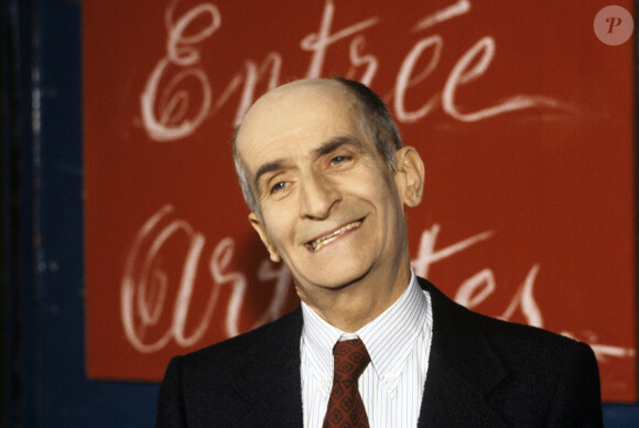 Archives - En France, à Paris, Louis de Funès sur le plateau de l'émission, devant un écriteau portant l'inscription "Entrée des artistes" le 29 décembre 1978.