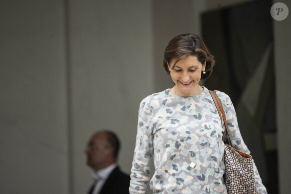 La ministre française des Sports et des Jeux olympiques, Amélie Oudéa-Castéra, quitte le Palais présidentiel de l'Elysée après la réunion hebdomadaire du cabinet, le 3 juillet 2024. Eliot Blondet/ABACAPRESS.COM