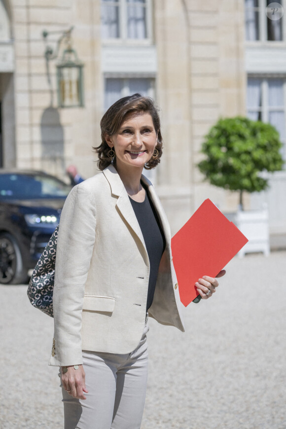 La ministre française des Sports et des Jeux olympiques, Amélie Oudea-Castera, quitte le palais présidentiel de l'Élysée après la réunion hebdomadaire du cabinet, le 26 juin 2024. Eliot Blondet/ABACAPRESS.COM
