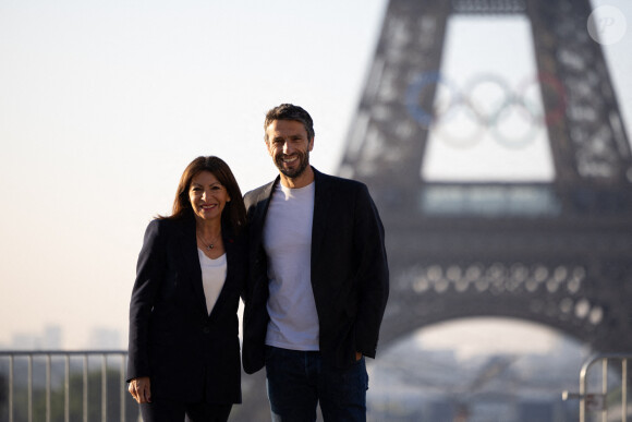 La maire de Paris Anne Hidalgo et le responsable de Paris 2024 Olympics Tony Estanguet posent devant la Tour Eiffel vendredi 7 juin 2024 à Paris. Raphaël Lafargue/ABACAPRESS.COM