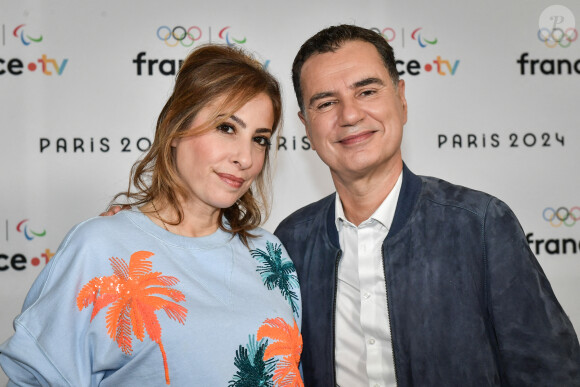 Photo : La journaliste française Léa Salamé pose pour un photocall à côté  du présentateur Laurent Luyat avant la conférence de presse "Paris 2024" de  France Télévisions à Paris le 11 juin