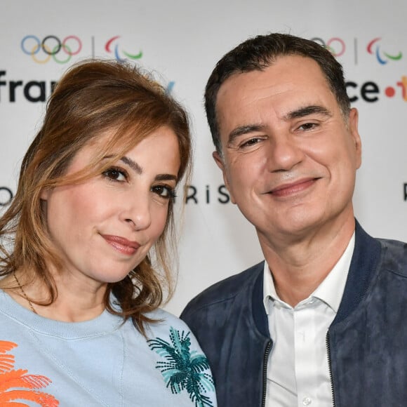 La journaliste française Léa Salamé pose pour un photocall à côté du présentateur Laurent Luyat avant la conférence de presse "Paris 2024" de France Télévisions à Paris le 11 juin 2024. Firas Abdullah/ABACAPRESS.COM