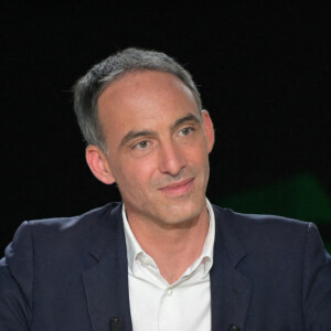 Le député européen Raphael Glucksmann regarde avant l'émission "L'évènement" diffusée sur France 2 à Paris, le 4 juillet 2024, avant le second tour des élections législatives. Bertrand Guay/Pool/ABACAPRESS.COM
