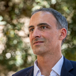 Toutefois, l'animatrice de ''Quelle époque !'' ne mettrait pas sa carrière entre parenthèses si son ami arrivait à Matignon.
Raphaël Glucksmann lors d'une réunion publique de Pascaline Lecorche, candidate Place Publique - PFN dans la première circonscription de Marseille, France le 5 juillet 2024. Laurent Coust/ABACAPRESS.COM