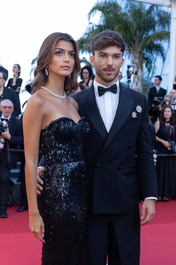 "Le nouveau membre de la famille", ajoutent Pierre Gasly et Kika Gomes
 
Francisca Gomes, Pierre Gasly - Montée des marches du film " Le comte de Monte-Cristo " lors du 77ème Festival International du Film de Cannes, au Palais des Festivals à Cannes. Le 22 mai 2024 © Olivier Borde / Bestimage